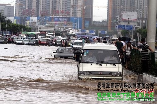 6月18日，车辆在武汉积水的道路上艰难行驶。当日，武汉降大到暴雨，全城多处交通要道积水严重，交通几近瘫痪。中新社发 张畅 摄